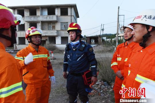 通過此次演練，進(jìn)一步檢驗(yàn)了部隊實(shí)戰(zhàn)能力，增強(qiáng)了官兵自信心?！菈鄢?攝